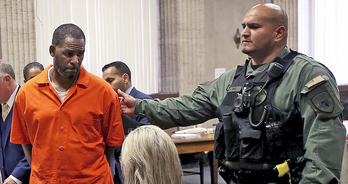 Singer R. Kelly appears before the Leighton Criminal Court in Chicago, Ill., on Sept. 17, 2019. (Antonio Perez via AP Pool)