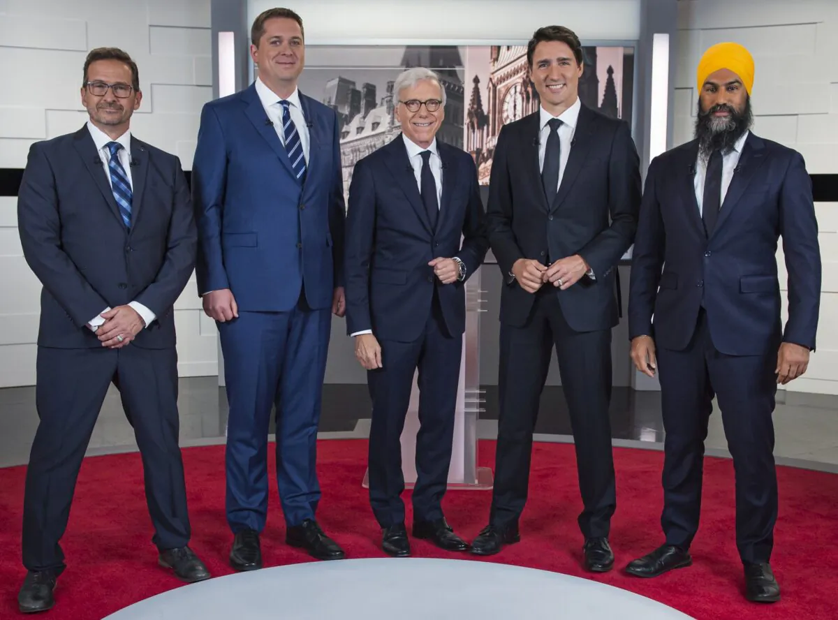 (L-R) Bloc Quebecois Leader Yves-Francois Blanchet, Conservative Leader Andrew Scheer, TVA host Pierre Bruneau, Liberal Leader Justin Trudeau, and NDP Leader Jagmeet Singh pose for a photo at the TVA French debate for the 2019 federal election in Montreal on Oct. 2, 2019. (THE CANADIAN PRESS/Joel Lemay)