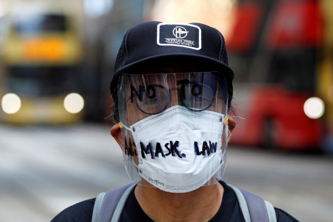 An anti-government protester wearing a mask attends a lunch time protest, after local media reported on an expected ban on face masks under emergency law, at Central, in Hong Kong on Oct. 4, 2019. (Tyrone Siu/Reuters)