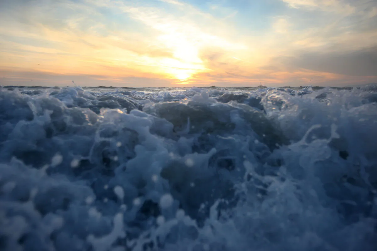 Waves break off Sunset Beach, Calif., on Dec. 4, 2009. (David McNew/Getty Images)