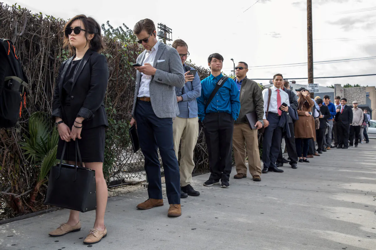 Job seekers line up at TechFair in Los Angeles, Calif., on March 8, 2018. (Monica Almeida/File Photo via Reuters
