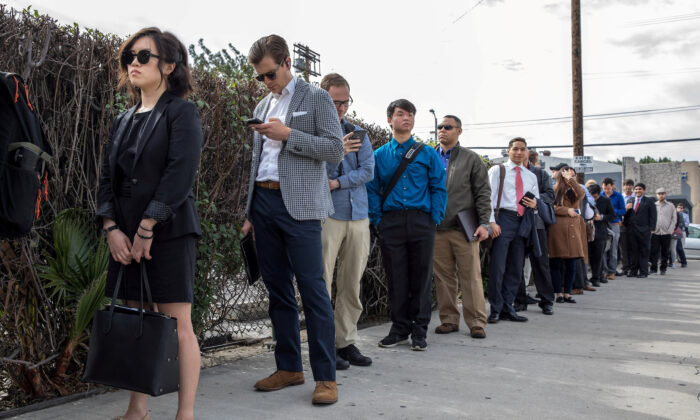 Job seekers line up at TechFair in L.A., Calif., on March 8, 2018. (Monica Almeida/File Photo via Reuters