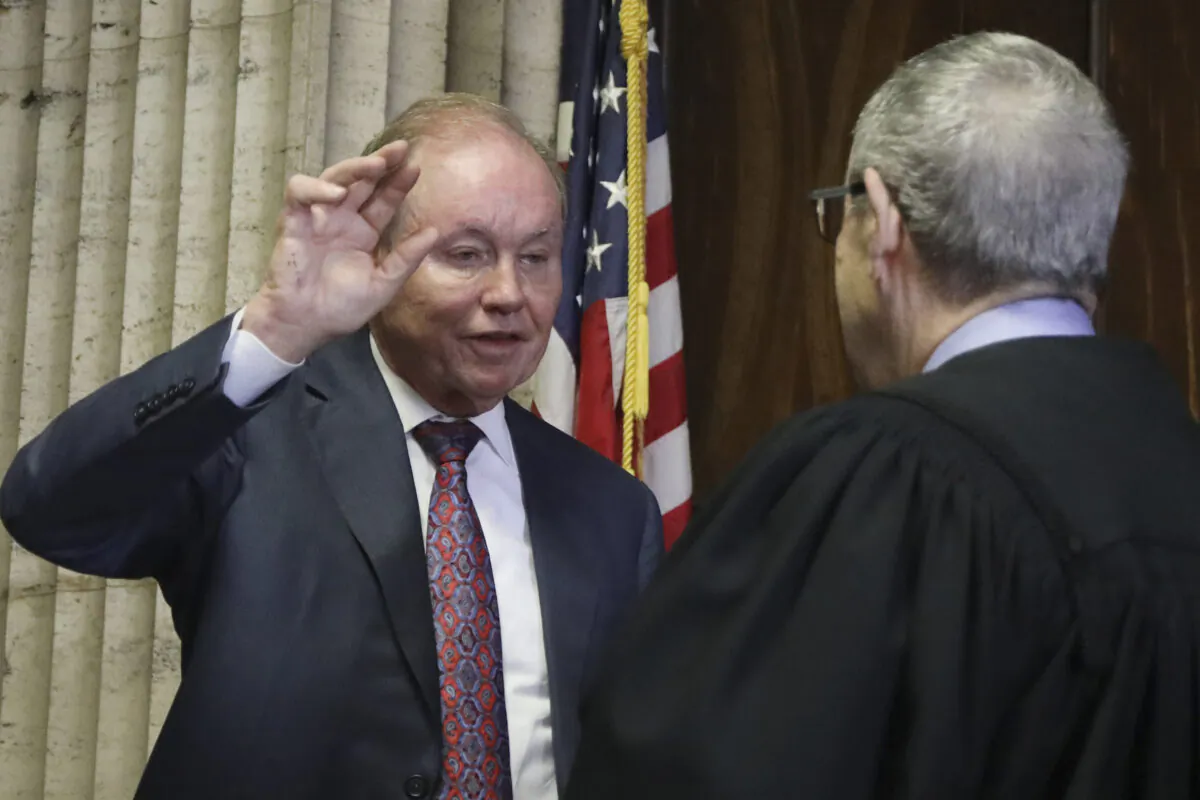 Former U.S. Attorney Dan Webb takes the oath of special prosecutor before Judge Michael Toomin, during a status hearing concerning actor Jussie Smollett at the Leighton Criminal Court in Chicago on Aug. 23, 2019. (Antonio Perez/ Chicago Tribune/AP)