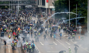 Thousands Defy Anti-Mask Law and March in Hong Kong