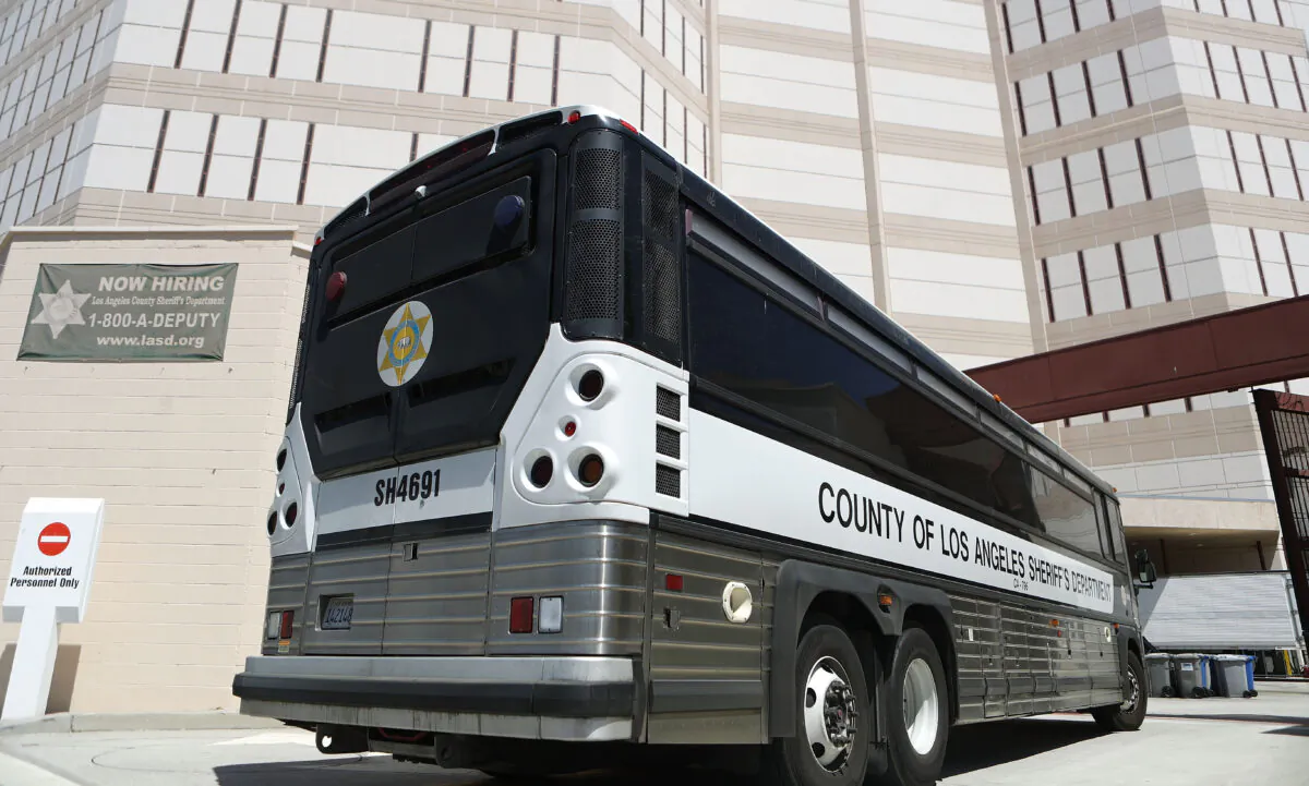 An L.A. County Sheriff's Department bus enters the Twin Towers Correctional Facility in Los Angeles on Aug. 29, 2018. (Mario Tama/Getty Images)
