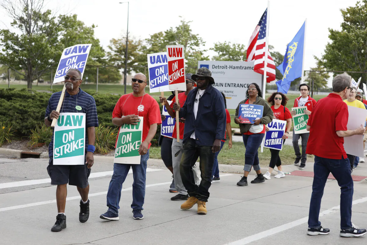 Striking United Auto Workers (UAW) union members picket at the General Motors Detroit-Hamtramck Assembly Plant in Detroit on Sept. 25, 2019. (Bill Pugliano/Getty Images)