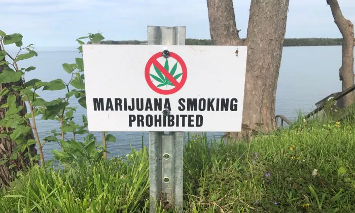 A no smoking sign. (The Epoch Times)