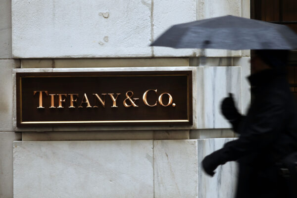Tiffany's Cuts 2015 Profit Outlook After Poor Holiday Season Sales
