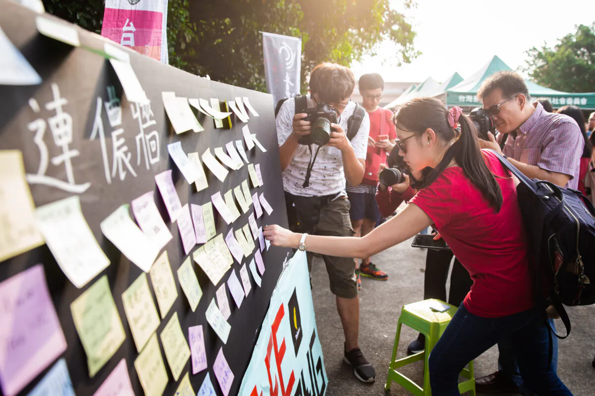 People put up Post-in notes on a Lennon Wall in Taipei, Taiwan on Aug. 11, 2019. (Chen Po-chou/The Epoch Times)