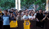 Excited Chinese Fans Cheer NBA Game Despite Row Over Hong Kong Tweet