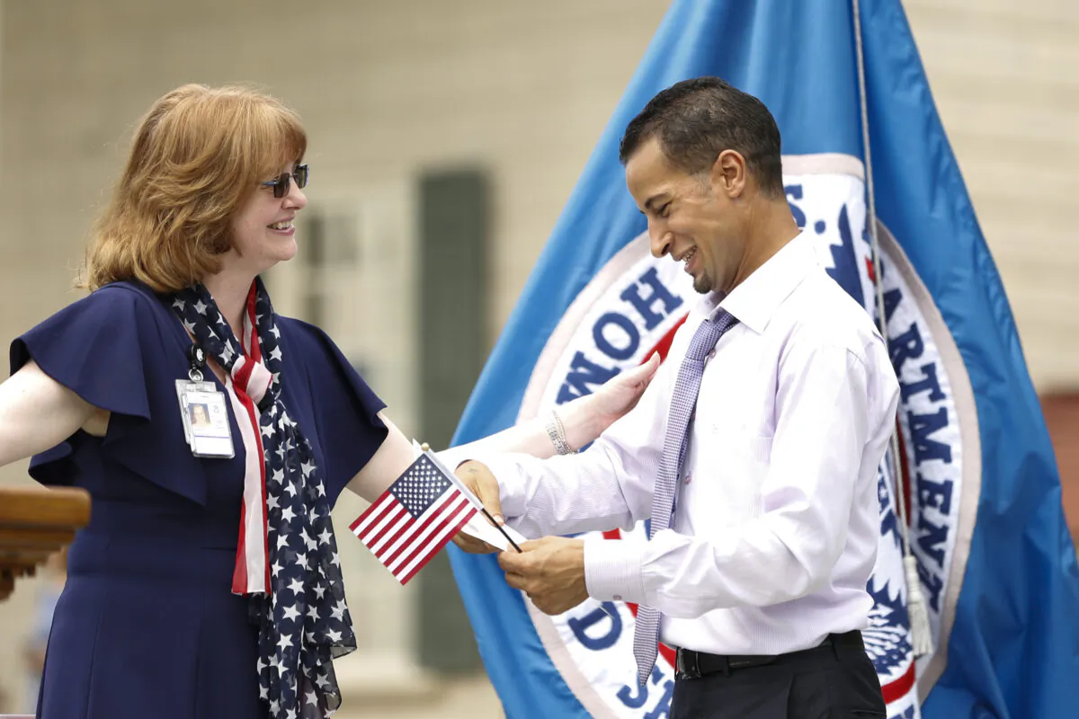 A new American citizen (R) is congratulated during an Independence Day citizenship ceremony at Mount Vernon, Va., on July 4, 2019. (Samira Bouaou/The Epoch Times)