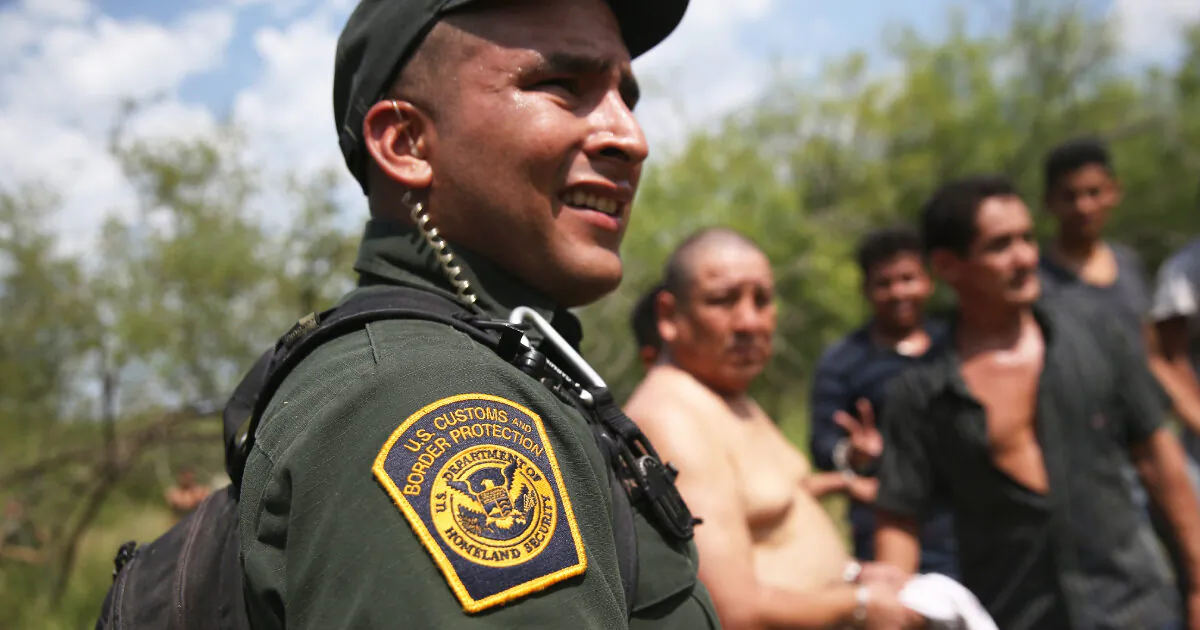 U.S. Border Patrol agents guard illegal immigrants after taking them into custody on July 22, 2014 near Falfurrias, Texas. ( John Moore/Getty Images)