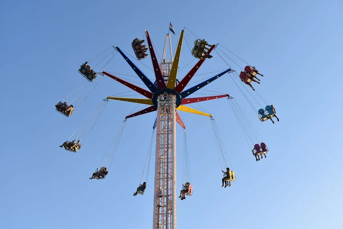 Swing carousel. (About-Time, Pixabay)