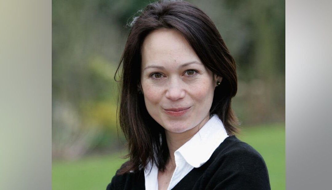 Leah Bracknell poses at the photocall and launch for the new theatrical production of 'Strangers On A Train' at the Churchill Theatre, Bromley, in Kent, England, on April 3, 2006. (Gareth Cattermole/Getty Images)