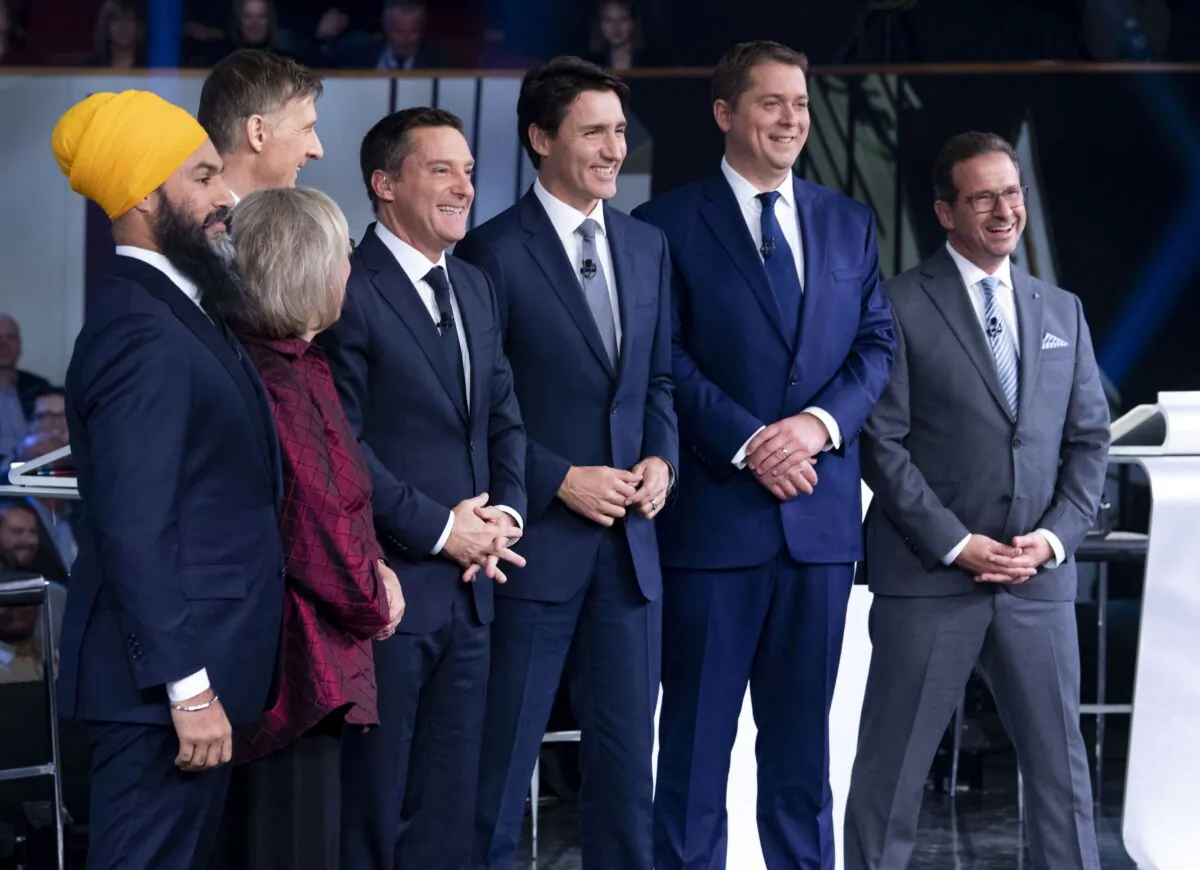 Host Patrice Roy from Radio-Canada (C) poses with the federal party leaders before the French-language debate in Gatineau, Que., on Oct. 10, 2019.  (THE CANADIAN PRESS/Adrian Wyld)