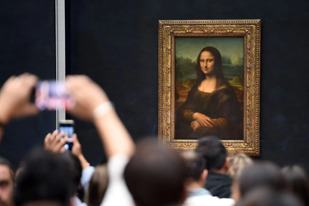 Visitors take pictures in front of "Mona Lisa" on Oct. 7, 2019. (ERIC FEFERBERG/AFP via Getty Images)