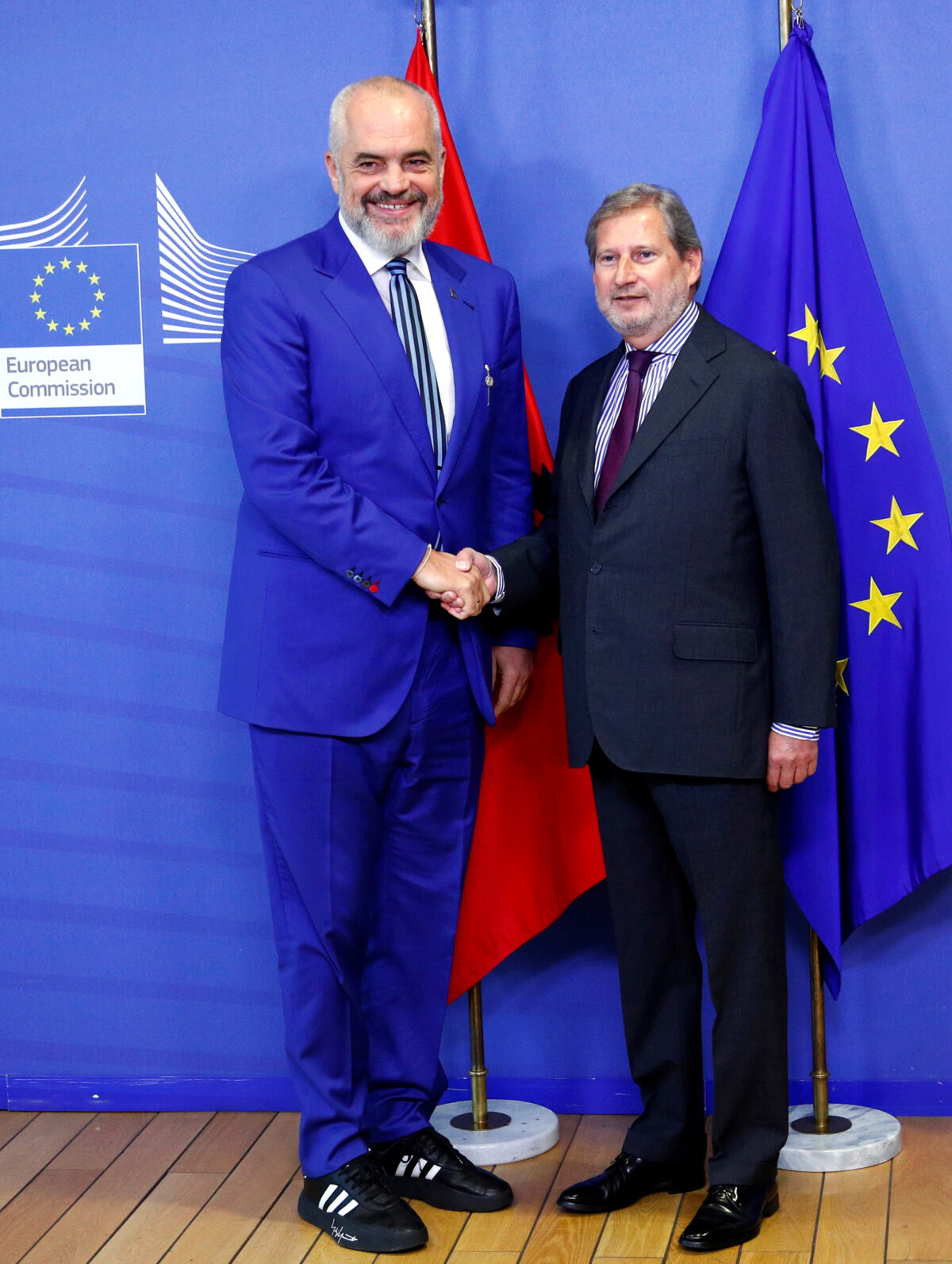 Albanian Prime Minister Edi Rama poses with European Neighbourhood Policy and Enlargement Negotiations Commissioner Johannes Hahn at the EU Commission headquarters in Brussels, Belgium October 17, 2019. (Francois Lenoir/Reuters,File Photo)