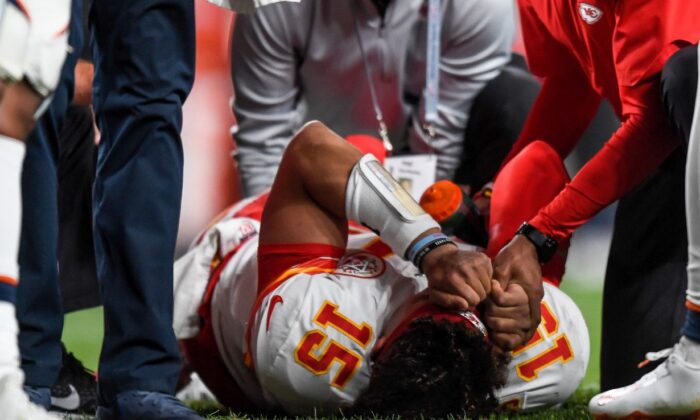 NFL MVP Patrick Mahomes Suffers ‘Freak’ Knee Injury | The Epoch Times