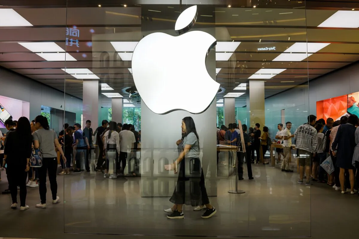 Chinese customers walk inside an Apple showroom in Shanghai, China, on Sept. 22, 2017. (Chandan Khanna/AFP/Getty Images)
