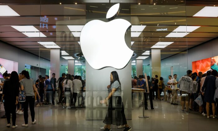 Chinese customers walk inside an Apple showroom in Shanghai, China, on Sept. 22, 2017. (Chandan Khanna/AFP/Getty Images)