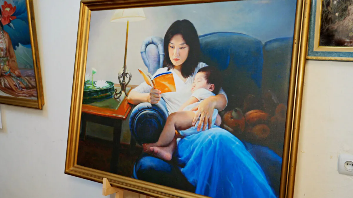Painting of a woman holding a child and reading a copy of the book "Zhuan Falun" from the Art of Zhen Shan Ren exhibition. (Screenshot/NTD)