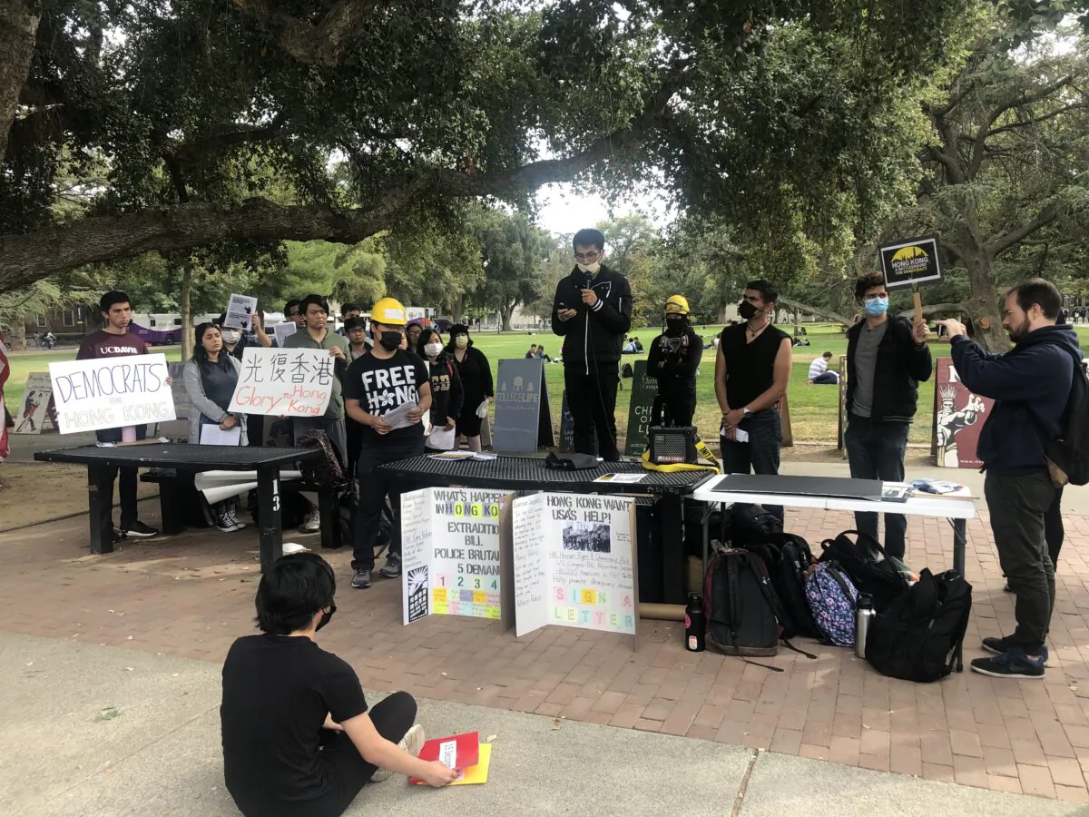 UC Davis students rally to support Hong Kong on Oct. 16. (Nathan Su/The Epoch Times)