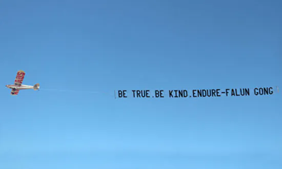 Woman’s Dream Inspires Her to Rent a Plane to Tow a Message on 30-meter-long Banner