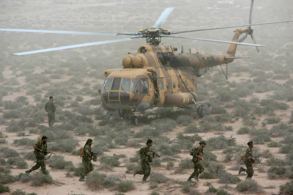 Iran's elite Revolutionary Guard special forces participate in military manoeuvers at an undisclosed location near the Persian Gulf on April 3, 2006. (-/AFP via Getty Images)