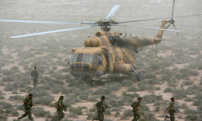 Iran's elite Revolutionary Guard special forces participate in military manoeuvers at an undisclosed location near the Persian Gulf on April 3, 2006. (-/AFP via Getty Images)