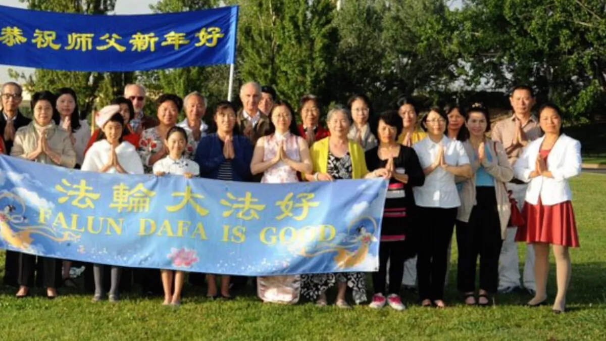 Photo of Falun Dafa practitioners in Canberra, Australia. Yin Sen is 10th from the Right. (Minghui.org)