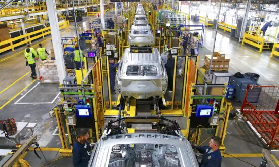 US Weekly Jobless Claims Drop to 7-Month Low
