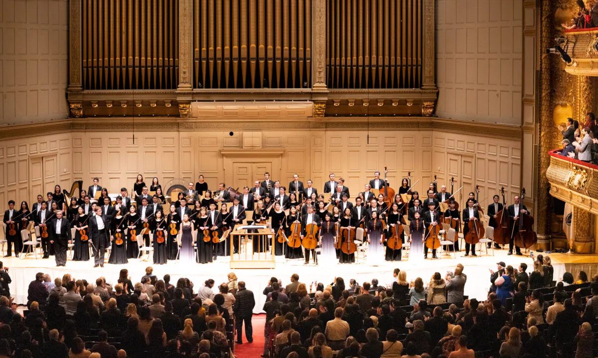 After the final concert, of the Shen Yun Symphony Orchestra's 2019 tour, at the Boston Symphony Hall on Oct. 25, the audience gave the conductors and musicians a standing ovation. (Dai Bing/The Epoch Times)