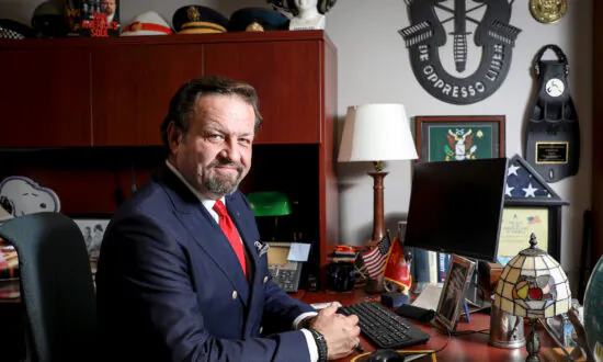 US Should Take Moderate Approach to Russia-Ukraine War: Former Trump Strategist