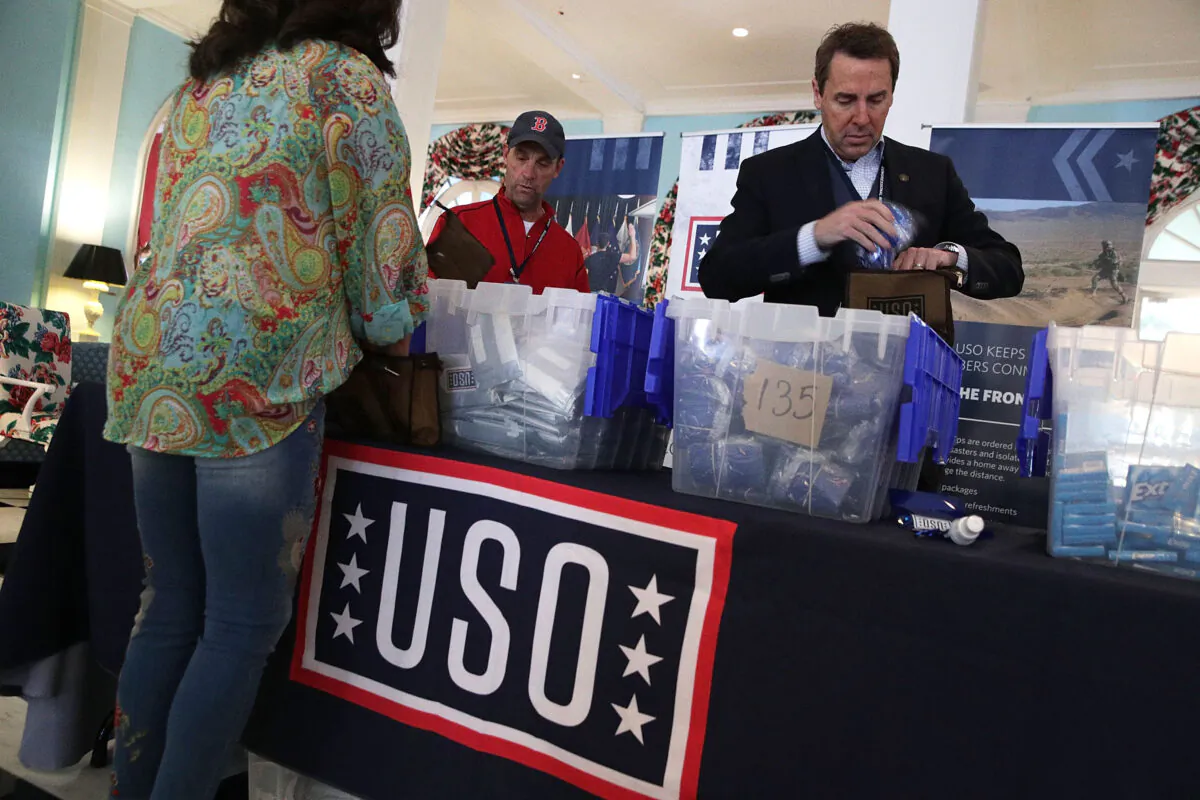 Rep. Steve Knight (L) prepares care packages for USO with Rep. Mark Walker (R-N.C.) in a file photograph. (Alex Wong/Getty Images)