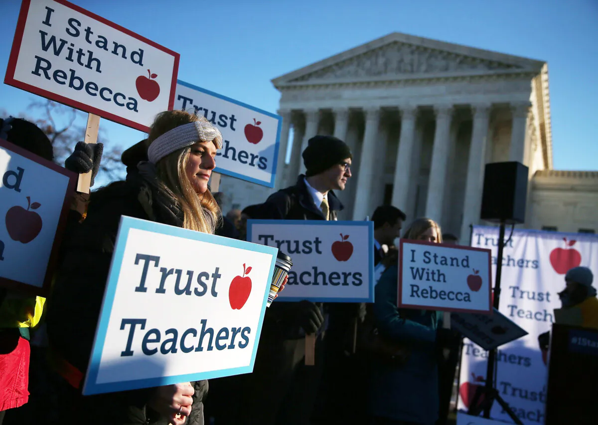 People against the California Teachers Union rally in front of the U.S. Supreme Court building in Washington on Jan. 11, 2016. (Mark Wilson/Getty Images)