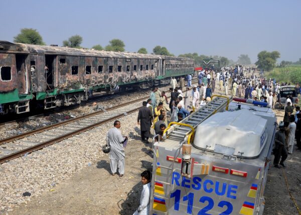 Fire on train in Pakistan 2