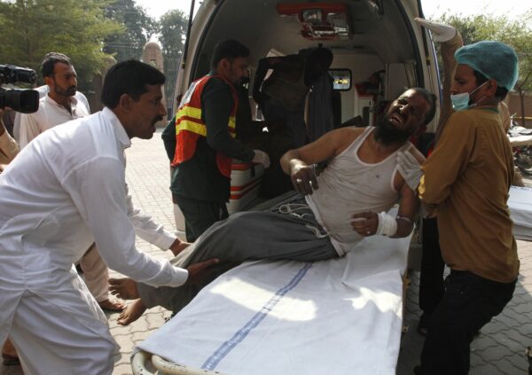 Fire on train in Pakistan 4