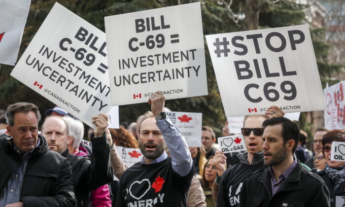 Pro-pipline supporters rally outside a public hearing of the Senate Committee on Energy, the Environment and Natural Resources regarding Bill C-69 in Calgary, Alta., on April 9, 2019. (THE CANADIAN PRESS/Jeff McIntosh)