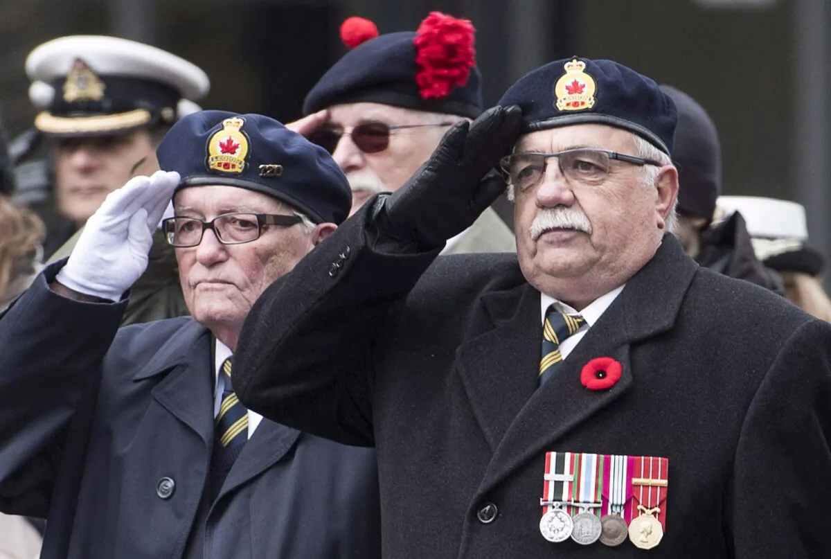 Canadian armed forces veterans salute during a Remembrance Day ceremony in Montreal on Nov. 11, 2018. (THE CANADIAN PRESS/Graham Hughes)