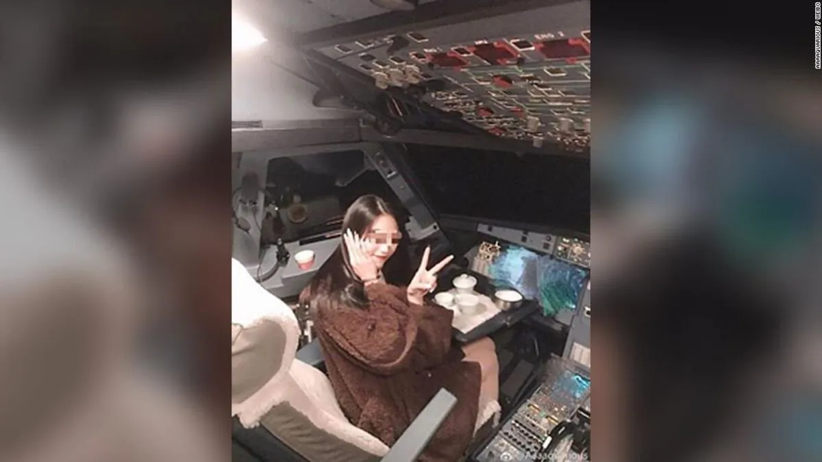 The woman sitting in the pilot's seat and making a V-sign. (AAAAQUARIOUS/Weibo)