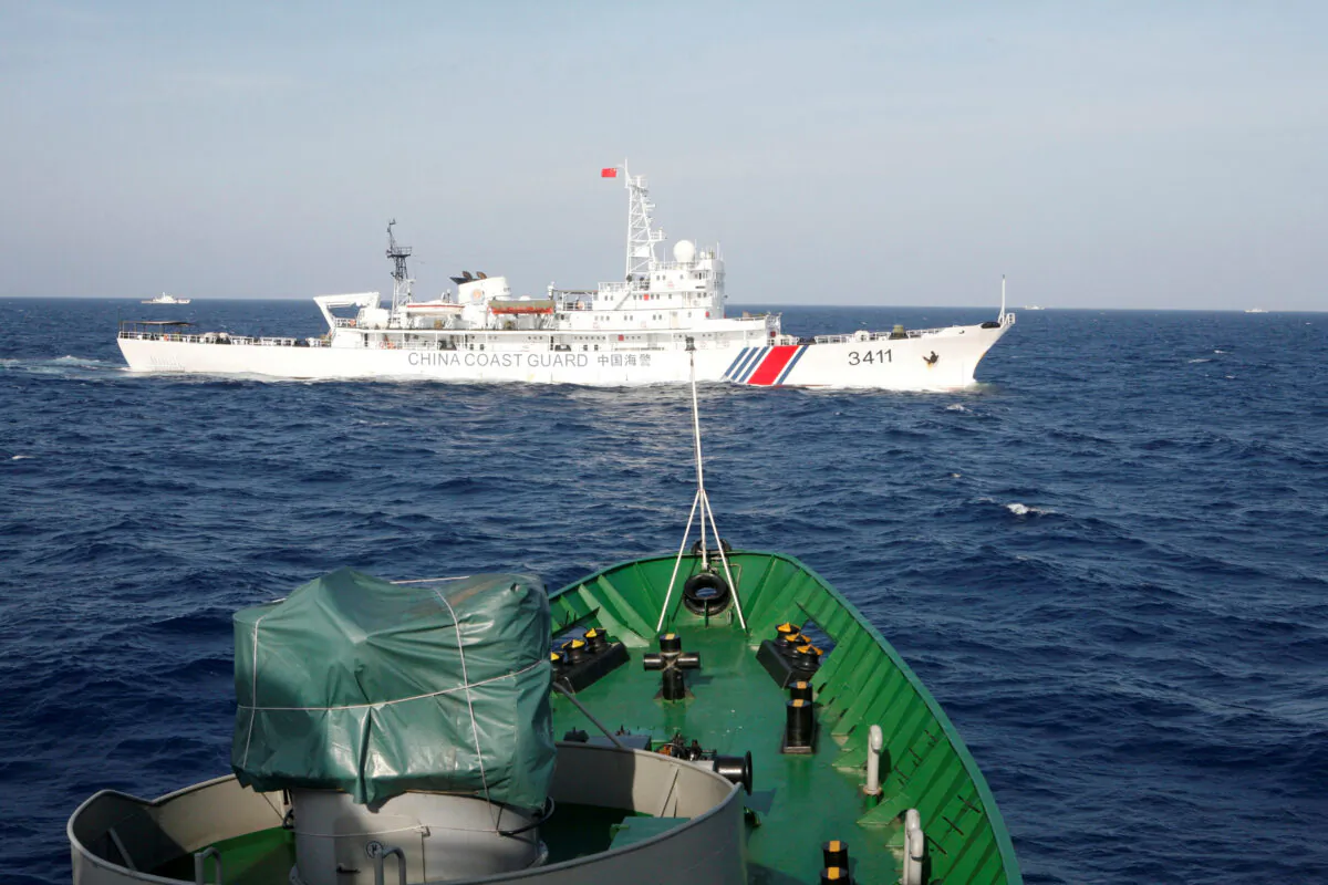 A ship (top) of the Chinese Coast Guard is seen near a ship of the Vietnam Marine Guard in the South China Sea, about 210 km (130 miles) off shore of Vietnam on May 14, 2014. (Nguyen Minh/Reuters)