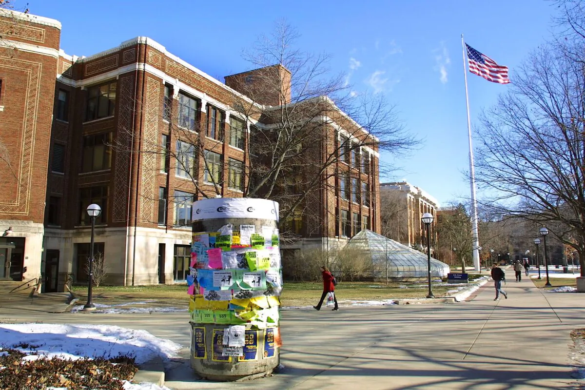 Students walk across the University of Michigan campus in Ann Arbor, Mich., on Jan. 17, 2003. (Bill Pugliano/Getty Images)