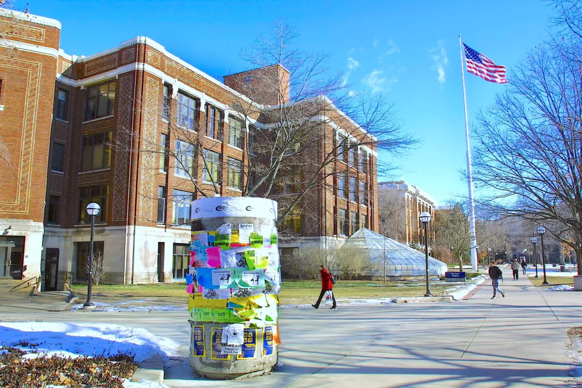 Students walk across the University of Michigan campus in Ann Arbor, Michigan, on Jan. 17, 2003. (Bill Pugliano/Getty Images)