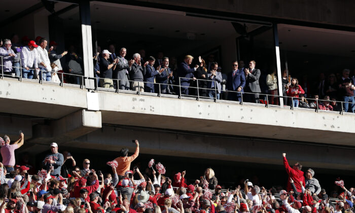 Trump Gets Warm Welcome Chants At Alabama Lsu Game