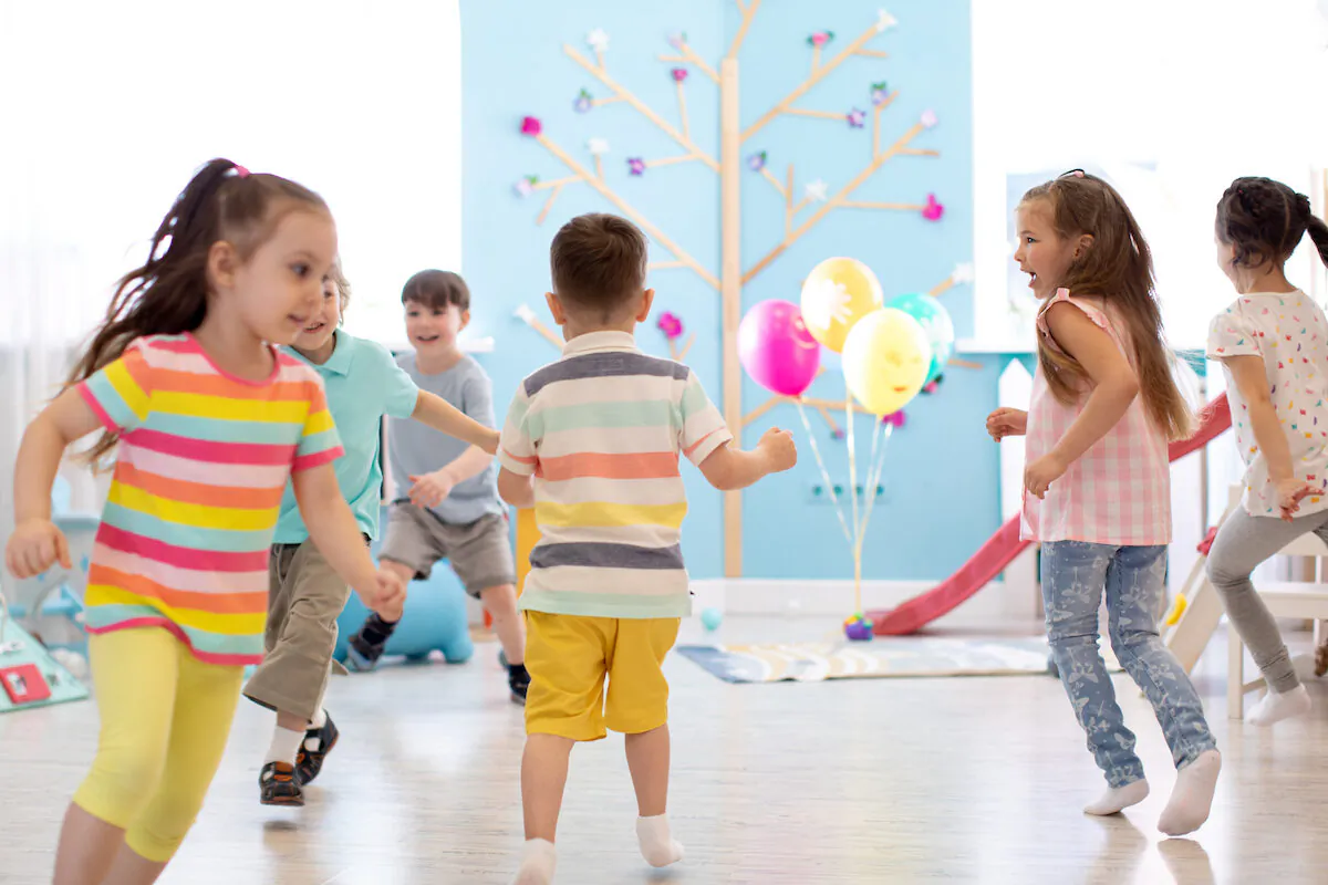 A group of children play tag and run about. (Shutterstock)
