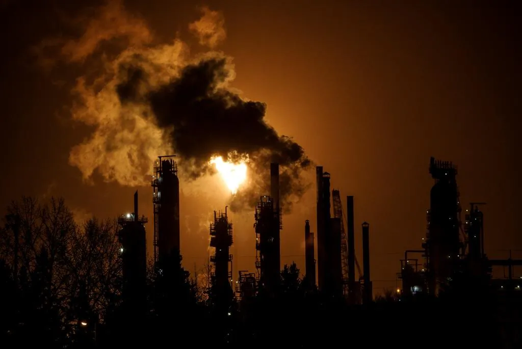 A flare stack lights the sky from the Imperial Oil refinery in Edmonton, Alberta, on Dec. 28, 2018. (The Canadian Press/Jason Franson)