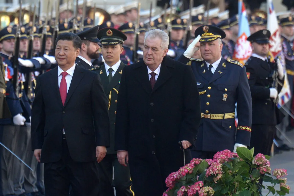 Chinese leader Xi Jinping (L) and Czech President Milos Zeman review a guard of honor at the Prague Castle on March 29, 2016. (Michal Cizek/AFP via Getty Images)