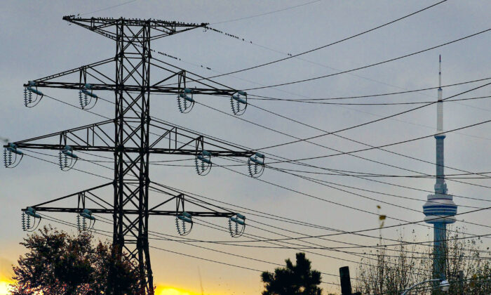 A hydro tower is seen with the CN Tower as a backdrop in downtown Toronto on Nov. 11, 2002. (Kevin Frayer/CP Photo)