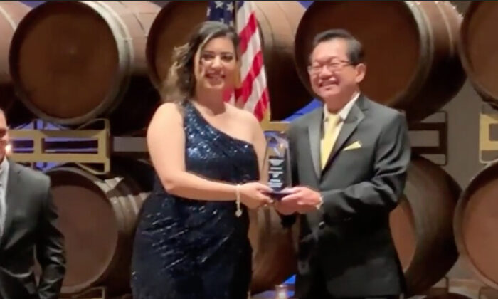 California Narcotic Officers Association Chairwoman Faye Maloney gave Citizen of the Year award to Frank Lee in Pleasanton, CA on Oct. 24. (Nathan Su/The Epoch Times)