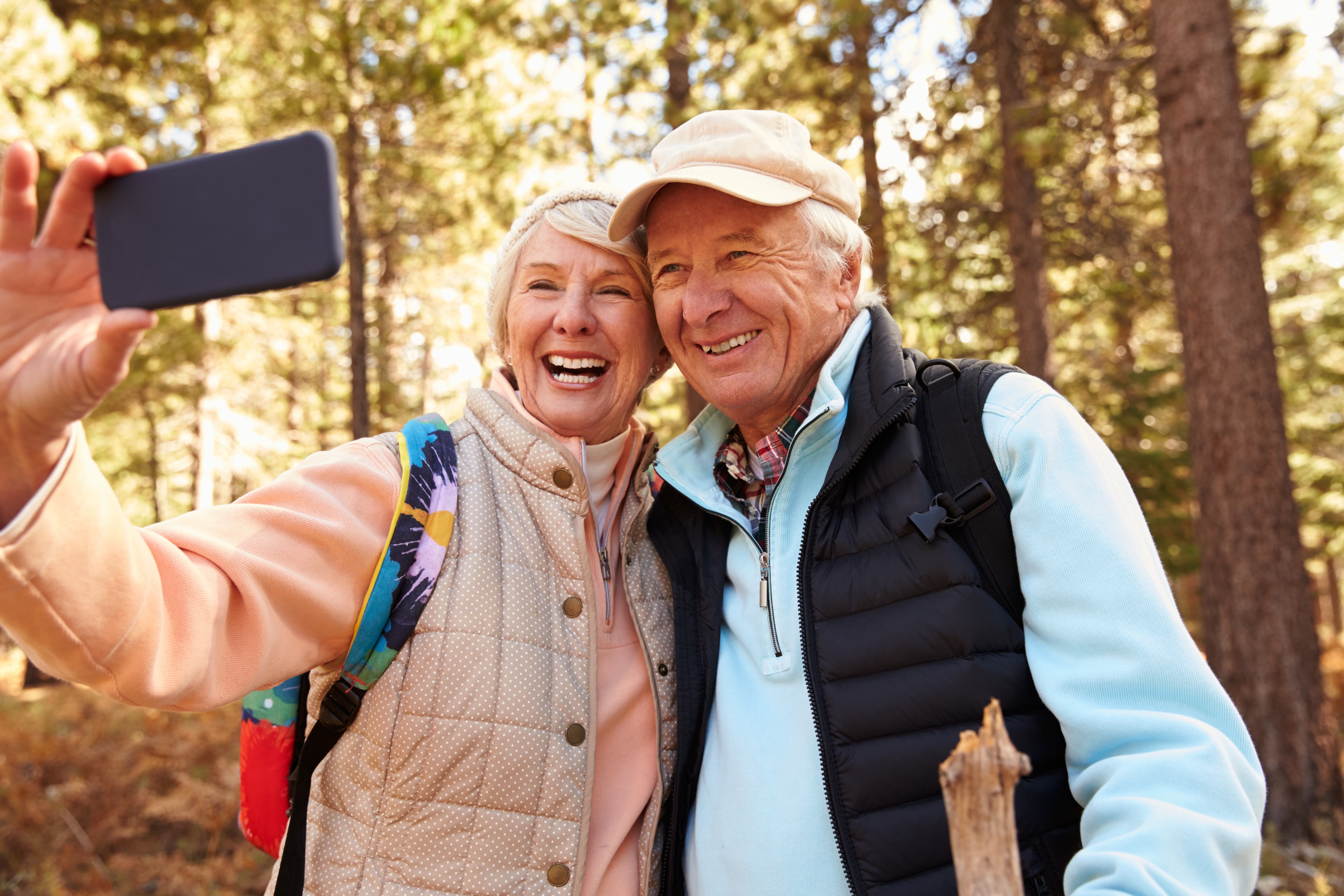 Активное долголетие для пожилых. Пенсионеры. Пожилые люди. Счастливые пенсионеры. Счастливые пожилые люди.